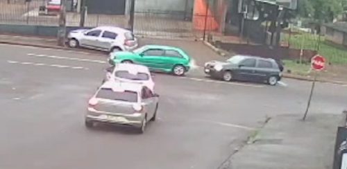 Por outro ângulo: Câmera flagra acidente entre três veículos na rua Jacarezinho Imagem referente a Por outro ângulo: Câmera flagra acidente entre três veículos na rua Jacarezinho