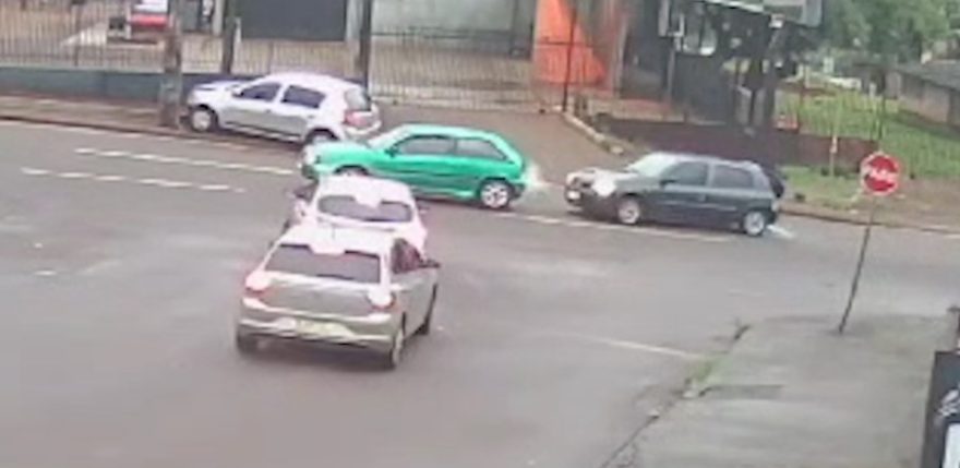 Por outro ângulo: Câmera flagra acidente entre três veículos na rua Jacarezinho