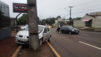 Sandero bate em poste após colidir com Clio e Gol na rua Jacarezinho