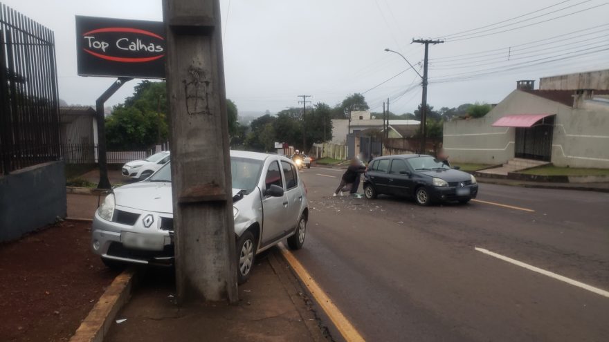Sandero bate em poste após colidir com Clio e Gol na rua Jacarezinho