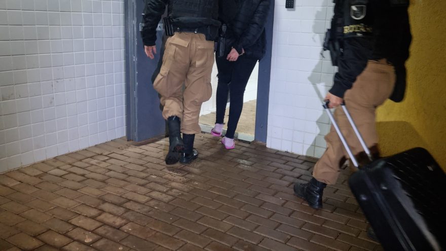 Adolescente é apreendida com mala carregada com maconha na rodoviária de Cascavel