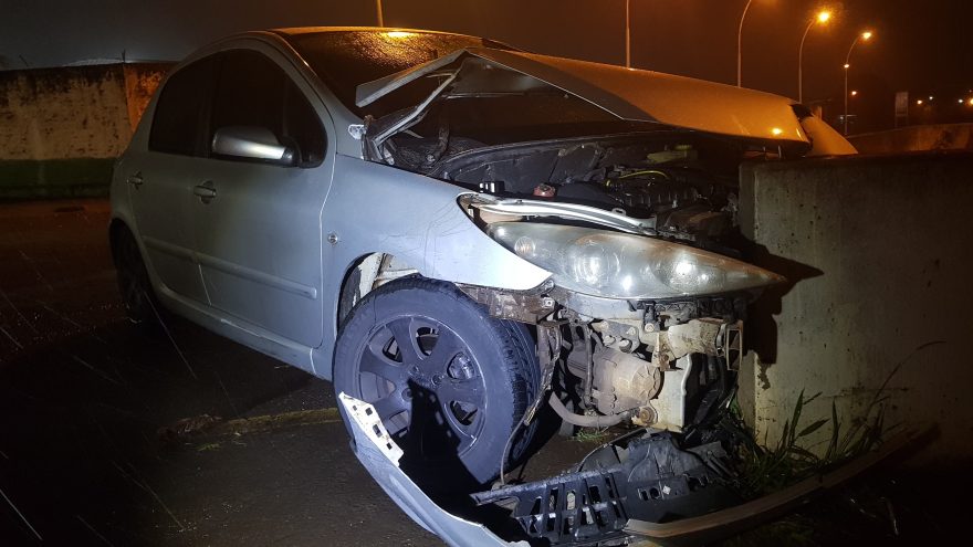 Condutor perde o controle e destrói Peugeot em mureta do viaduto da Domiciano Theobaldo Bresolin