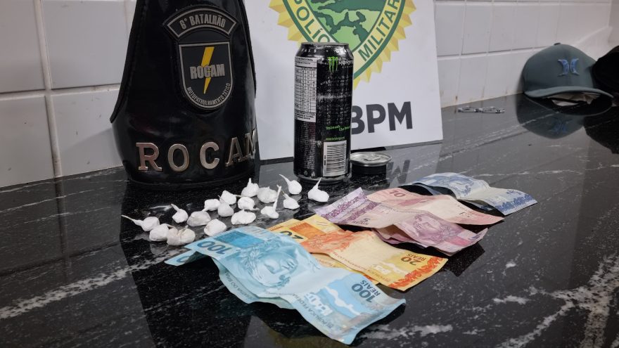 Jovens são detidos com embalagem falsa de energético cheia de cocaína