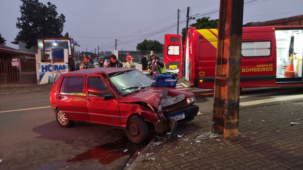 Uno fica destruído após colisão frontal contra poste no Cascavel Velho