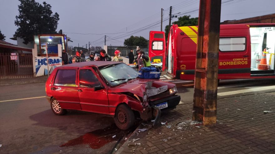 Uno fica destruído após colisão frontal contra poste no Cascavel Velho