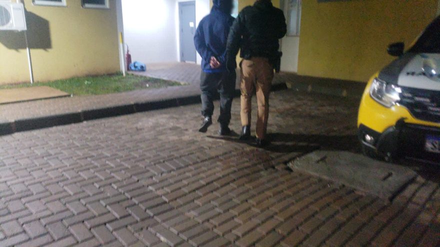 Homem é detido pela PM após agredir a esposa e ameaçar colocar fogo na casa