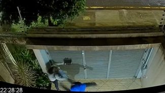 Imagens revoltantes mostram idosa sendo brutalmente espancada por invasor no bairro Coqueiral