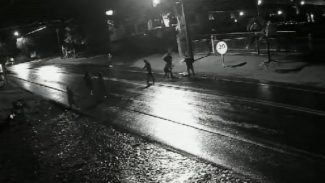 Câmera mostra homem sendo assassinado a facadas na BR-163
