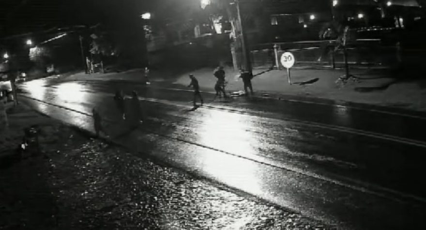 Câmera mostra homem sendo assassinado a facadas na BR-163