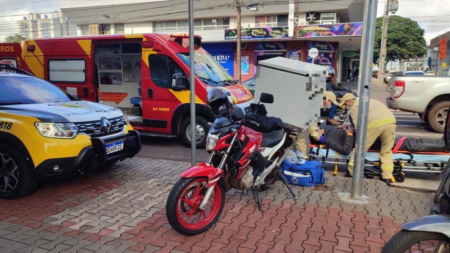 Colisão traseira entre motos deixa motociclista ferido na Rua Paraná