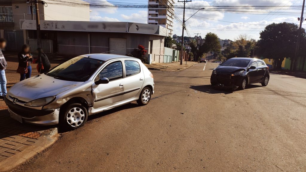 Colisão entre HB20 e Peugeot 206 é registrada na Rua Osvaldo Cruz