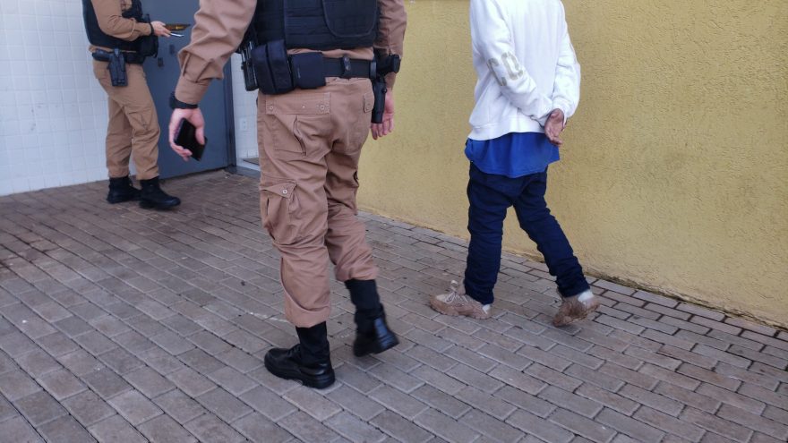 Adolescente é apreendido com drogas no Santa Cruz