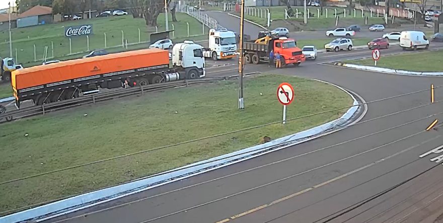 Caminhão quebra no meio da BR-277 e deixa trânsito impedido em horário de pico