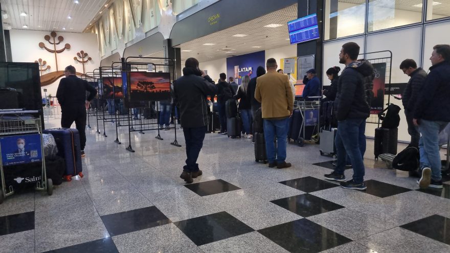 Aeroporto de Cascavel vira um caos após cancelamento de voo