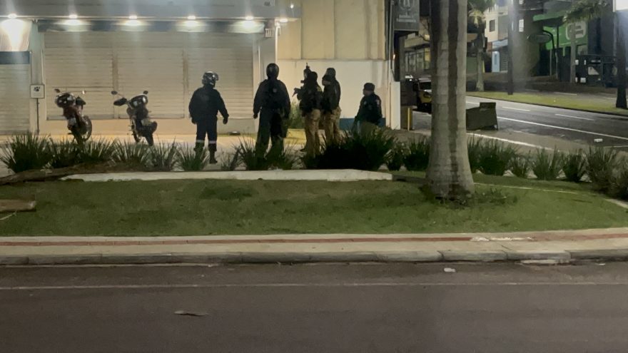 Ladrões arrombam farmácia e tentam roubar cofre durante a madrugada