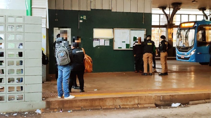 Vendedor de doces é abordado pela PM após perturbar mulheres no Terminal Oeste