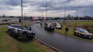 Cena de filme: Após intensa perseguição, homem é preso com viatura falsa em Cascavel