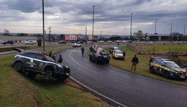 Imagem referente a Cena de filme: Após intensa perseguição, homem é preso com viatura falsa em Cascavel