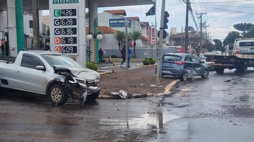 Imagem referente a Colisão entre três veículos é registrada no Bairro Cancelli