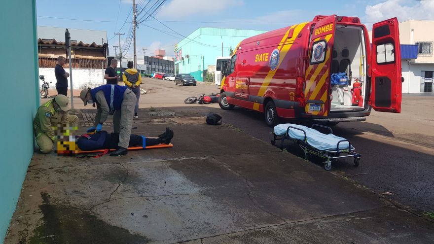 Homem fica ferido em acidente entre carro e moto no Parque São Paulo