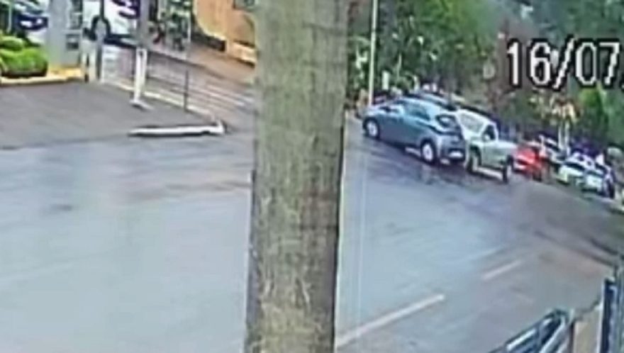 Câmera flagra colisão entre três carros no Bairro Cancelli