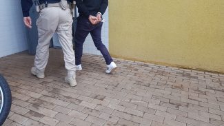Policial Civil preso transportando drogas em viatura falsa é levado à Delegacia