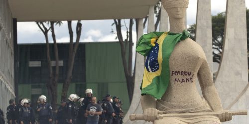 Imagem referente a PGR denuncia mulher que escreveu Perdeu, mané em estátua no STF