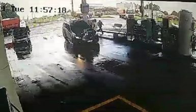Imagem referente a Câmeras flagram viatura falsificada invadindo posto de combustíveis durante fuga na BR-277 em Cascavel