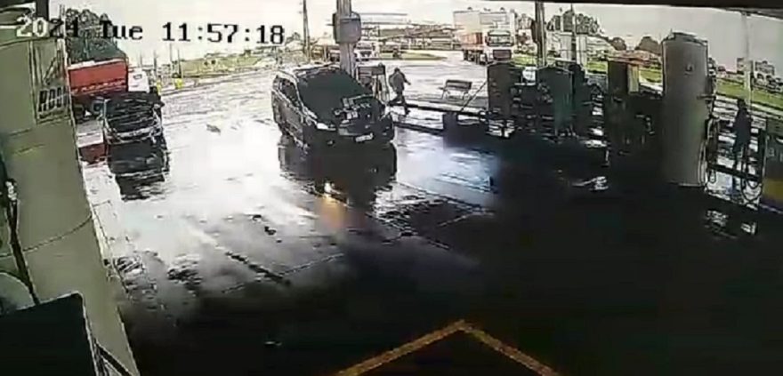 Câmeras flagram viatura falsificada invadindo posto de combustíveis durante fuga na BR-277 em Cascavel