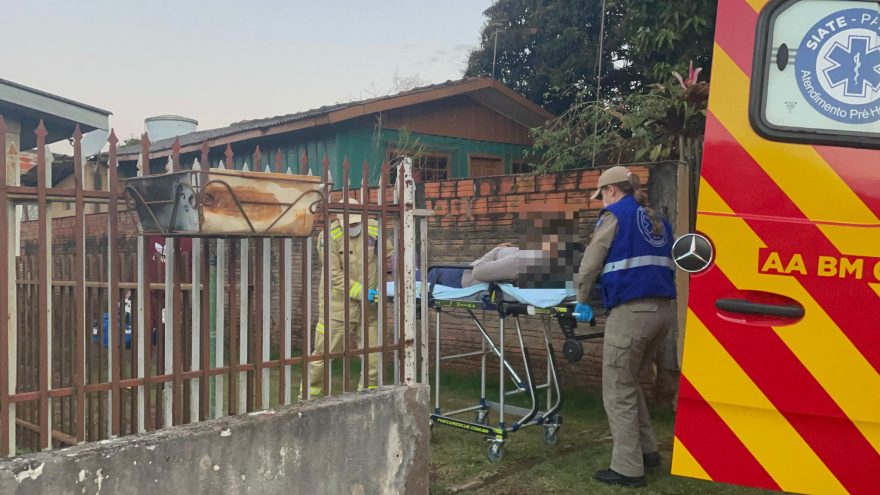 Mulher é socorrida pelo Siate após acidente doméstico no Periolo