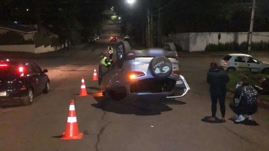 Acidente seguido de capotamento é registrado no Centro de Cascavel
