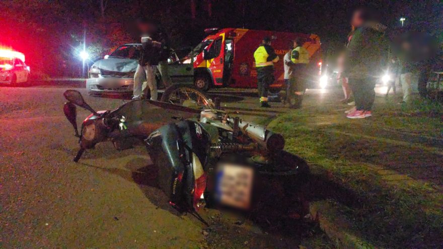 Condutor e passageiro de moto ficam feridos em acidente na Rua Souza Naves Sul