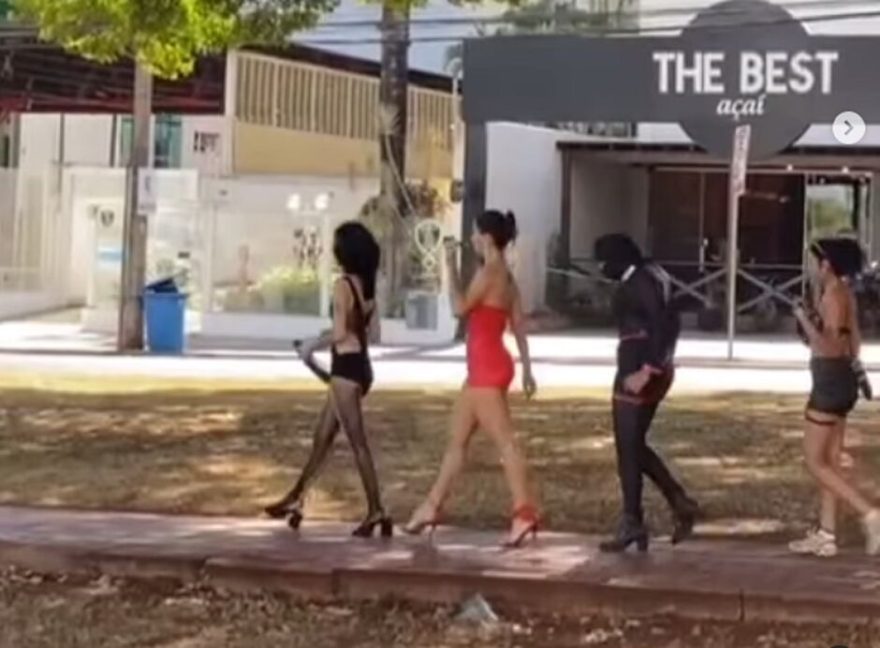 “O cabaré abre às onze”! Mulheres com trajes fetichistas desfilam pelas ruas e chamam a atenção