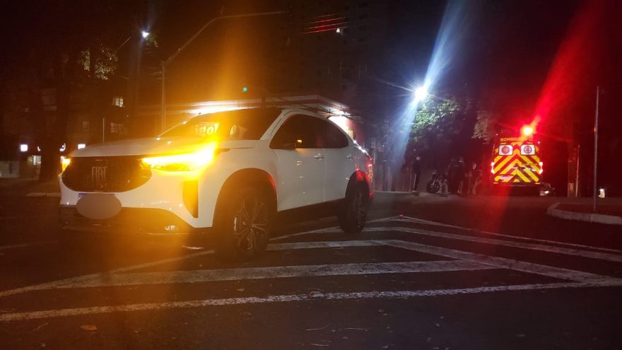 Motociclista fica ferido em acidente na Avenida Brasil