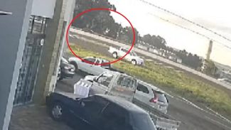 Câmera flagra homem sendo arremessado após atropelamento na PRc-467