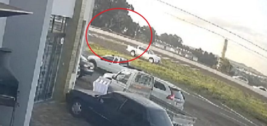 Câmera flagra homem sendo arremessado após atropelamento na PRc-467