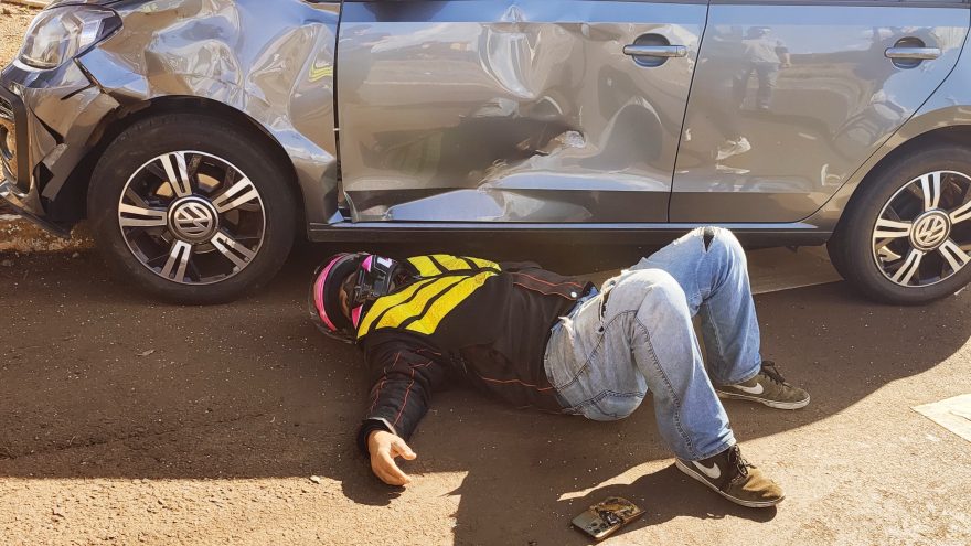Celular pega fogo e motoboy fica ferido em forte colisão na Rua Antonina
