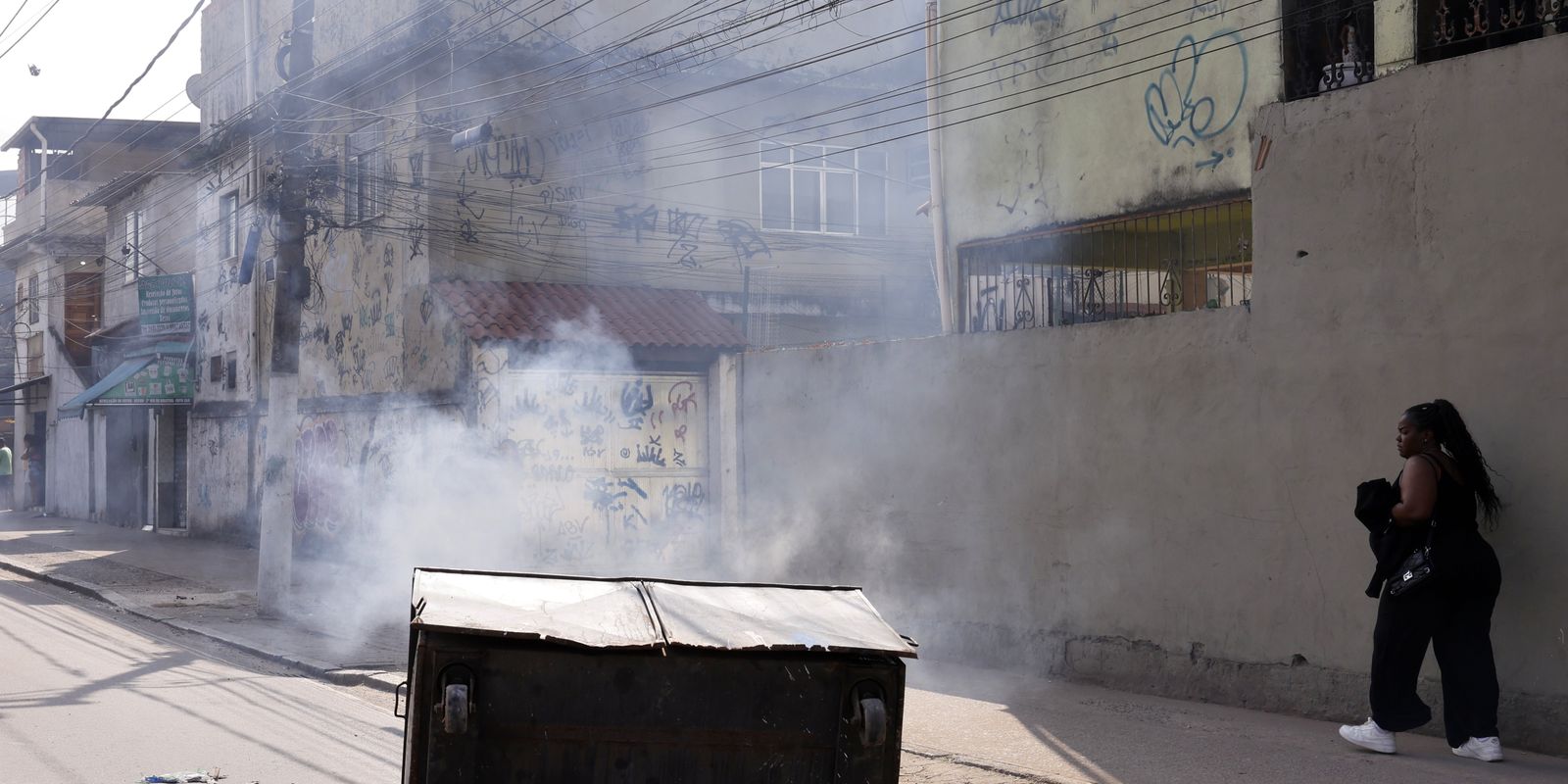 Demolição de imóveis na Cidade de Deus gera revolta e confrontos Imagem referente a Demolição de imóveis na Cidade de Deus gera revolta e confrontos