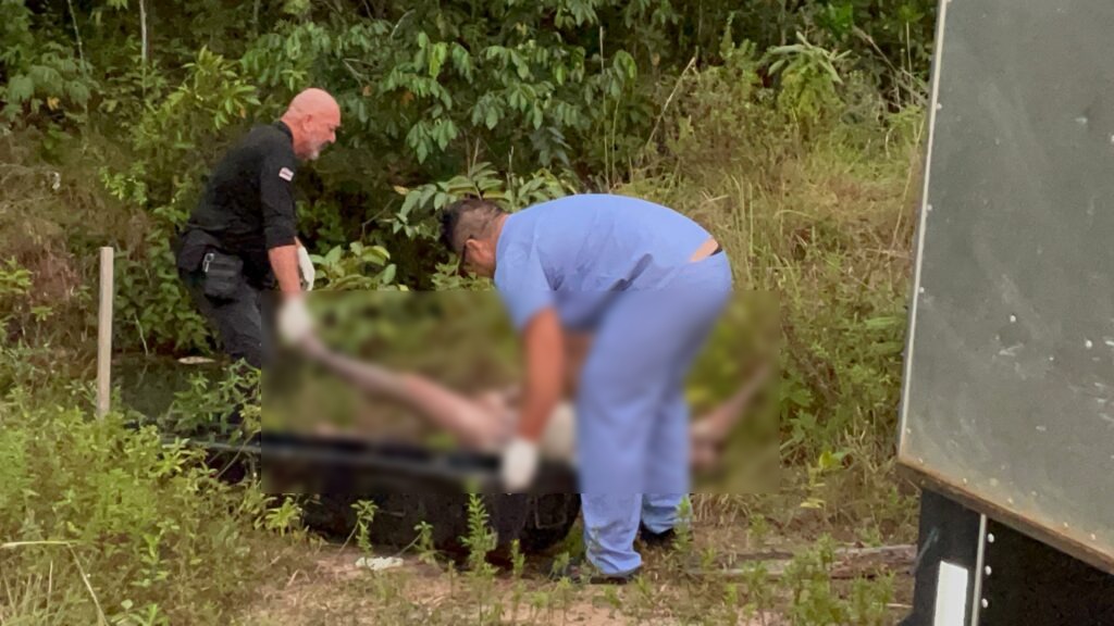 Cadáver sem roupa com marcas de tortura é encontrado desovado em córrego
