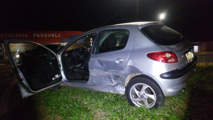 Corsa e Peugeot 206 se envolvem em colisão na BR-277, em Santa Tereza do Oeste