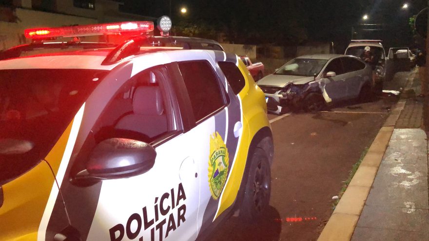 Motorista é detido pela PM após bater em carro estacionado