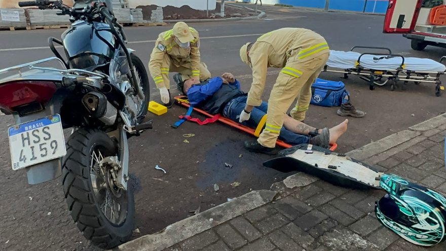 Carro e moto batem na Rua Marechal Cândido Rondon e Siate é acionado