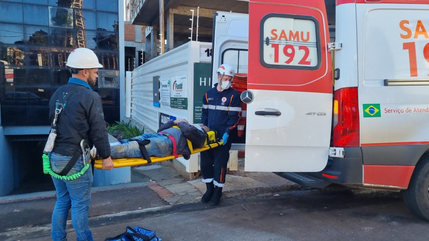 Trabalhador é atingido por tijolo em obra e precisa ser socorrido pelo Samu