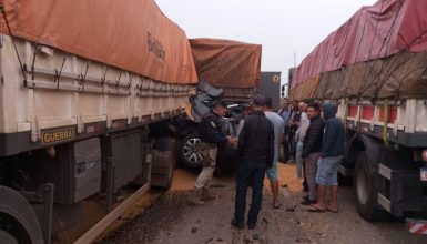 Imagem referente a Tragédia na BR-163: SUV fica prensada entre caminhões e duas pessoas morrem; mulher é levada ao HUOP em estado grave