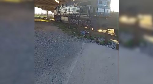 Imagem referente a Vídeo: Com fone de ouvido, ciclista não percebe aproximação de trem e é atropelado