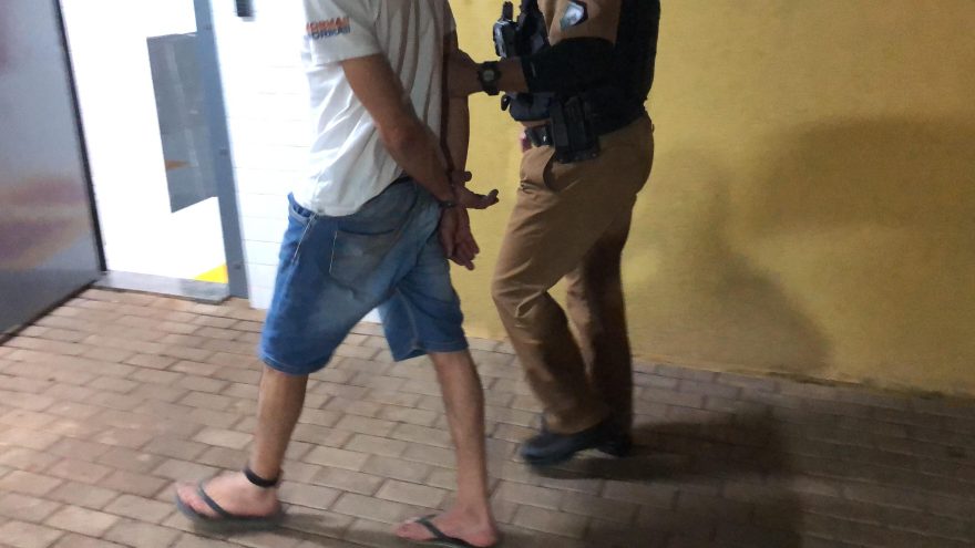 Machão de cozinha com tornozeleira eletrônica é preso no São Cristóvão