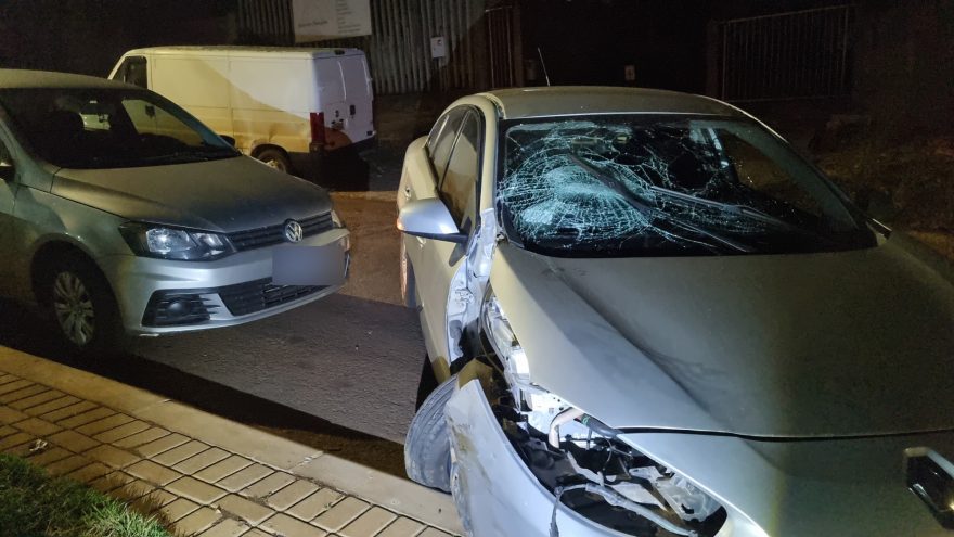 Fluence perde o freio e atinge três carros na Rua Visconde de Guarapuava