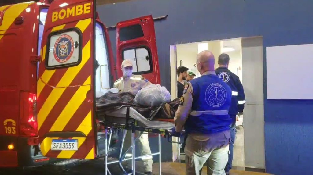 Homem fica em estado grave após cair de patinete na Rua Manaus