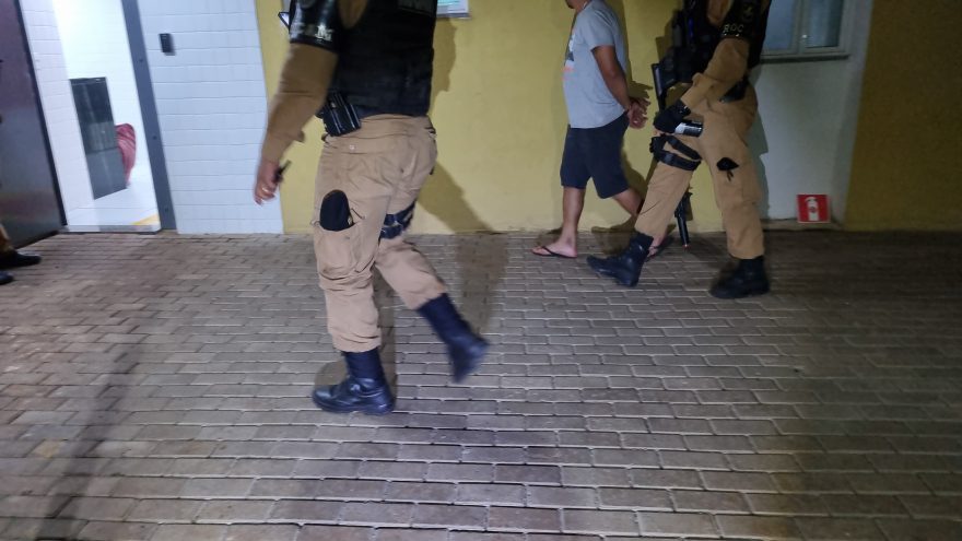 Casal é detido pela Rocam após efetuar disparos de arma de fogo em frente à casa de vizinho