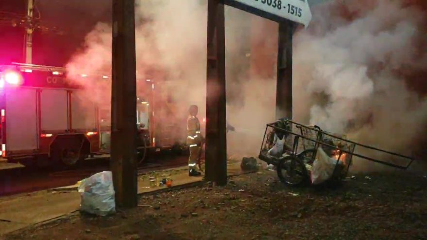 Bombeiros combatem incêndio em carrinho de catador de papelão